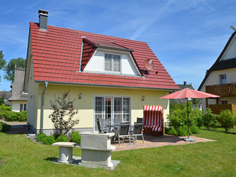 Ferienhaus Godewind Glowe - Gartenansicht mit Süd-Terrasse