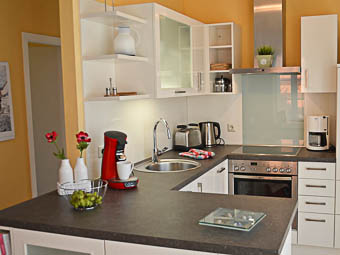 Ferienhaus Godewind Glowe - Modern eingerichtete offene Küche mit großer Arbeitsplatte